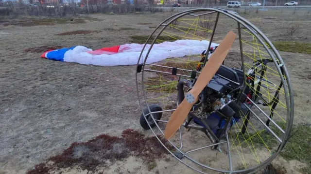 Один из летательных аппаратов приземлился у городского пляжа. Фото: АНО "Ямал-Медиа"