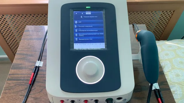 Новый аппарат позволяет лечить одновременно двух пациентов. Фото: пресс-служба губернатора ЯНАО