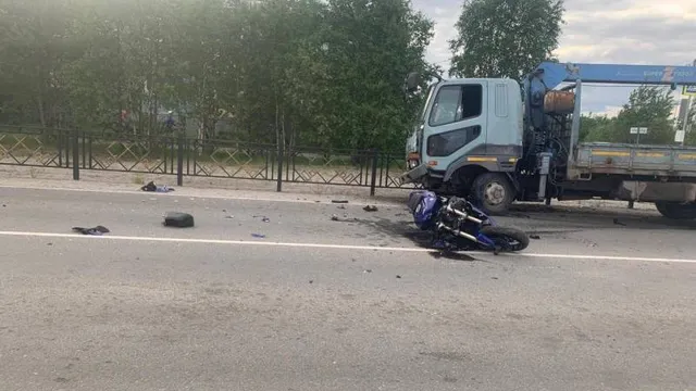 В Муравленко мотоцикл влетел в автопогрузчик: подробности