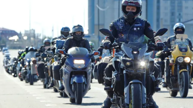 Мотоциклисты едут к стеле "66 Параллель" Фото: "Ямал-Медиа"