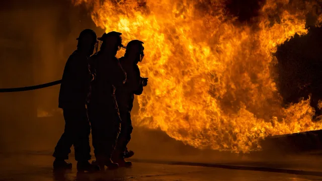 Пожарные борются с огнём в гараже, где могут находиться опасные вещества. Фото: davewol / shutterstock.com / Fotodom
