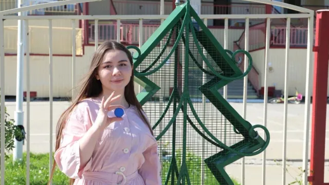 По инициативе школьницы Дарьи Елемесовой в Мужах установили елочки-контейнеры. Фото: личная страница Олега Попова, «ВКонтакте»