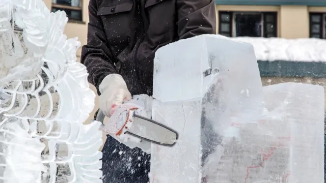 Скульпторы по льду начали с возведения конструкций и создания эскизов сказочных героев. Фото: Gelu Popa / shutterstock.com / Fotodom