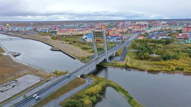 Шайтанка протекает в Салехарде, над рекой высится знаменитый вантовый мост "Факел". Фото: Андрей Ткачёв / "Ямал-Медиа"