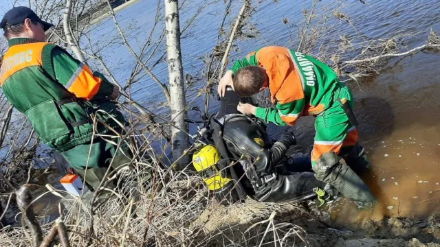 Водолазы обследуют дно реки. Фото: департамент гражданской защиты и пожарной безопасности ЯНАО