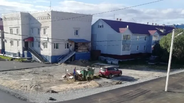 Некоторых жильцов дома смутили недоделанный участок у контейнеров и столб посреди дороги. Фото: группа «Подслушано в Салехарде» во «ВКонтакте»