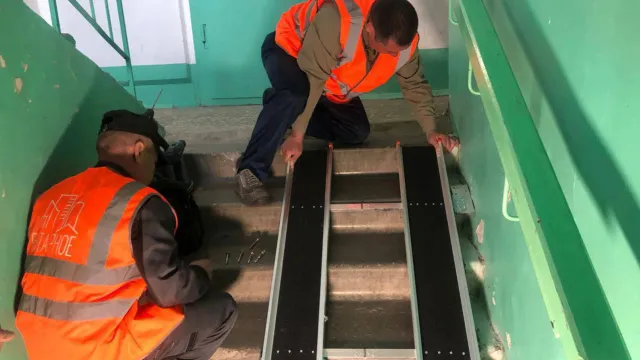 Рабочие в кратчайшие сроки установили новый пандус. Фото: Telegram-канал Наталии Фиголь