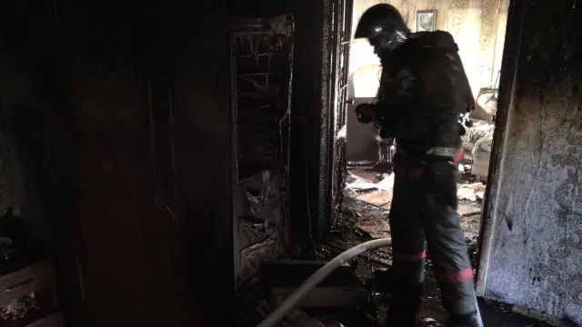 Огонь повредил имущество жильцов дома в Лабытнанги. Фото: ГУ МЧС России по ЯНАО
