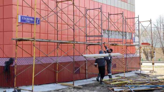 У ставшего знаменитым дома уже начались ремонтные работы. Фото: Василий Петров / ИА "Север-Пресс"