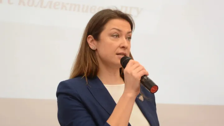 Ayolning eshagidagi ulkan dildo (porno)