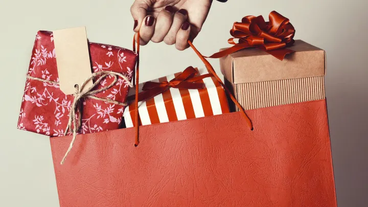 В Губкинском вручили новогодние подарки членам общества «Возможности без границ»