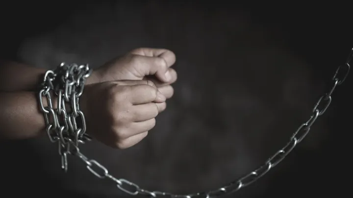 Жителя Губкинского, который пытался зарезать ножом знакомых, арестовали на два месяца